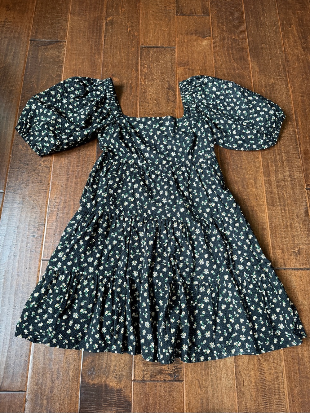 Wayf Women’s Black Floral Puff-Sleeve Dress, Small
